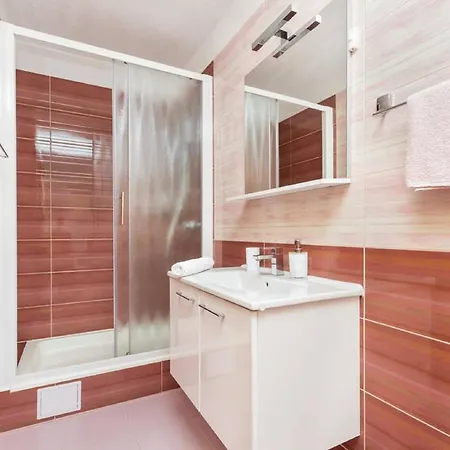 Guest house Peruzovic 2 *